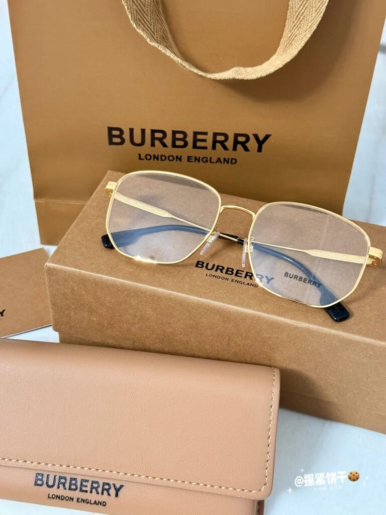 太喜欢burberry这幅金丝框了 1 攥紧饼干🍪 来自小红书网页版